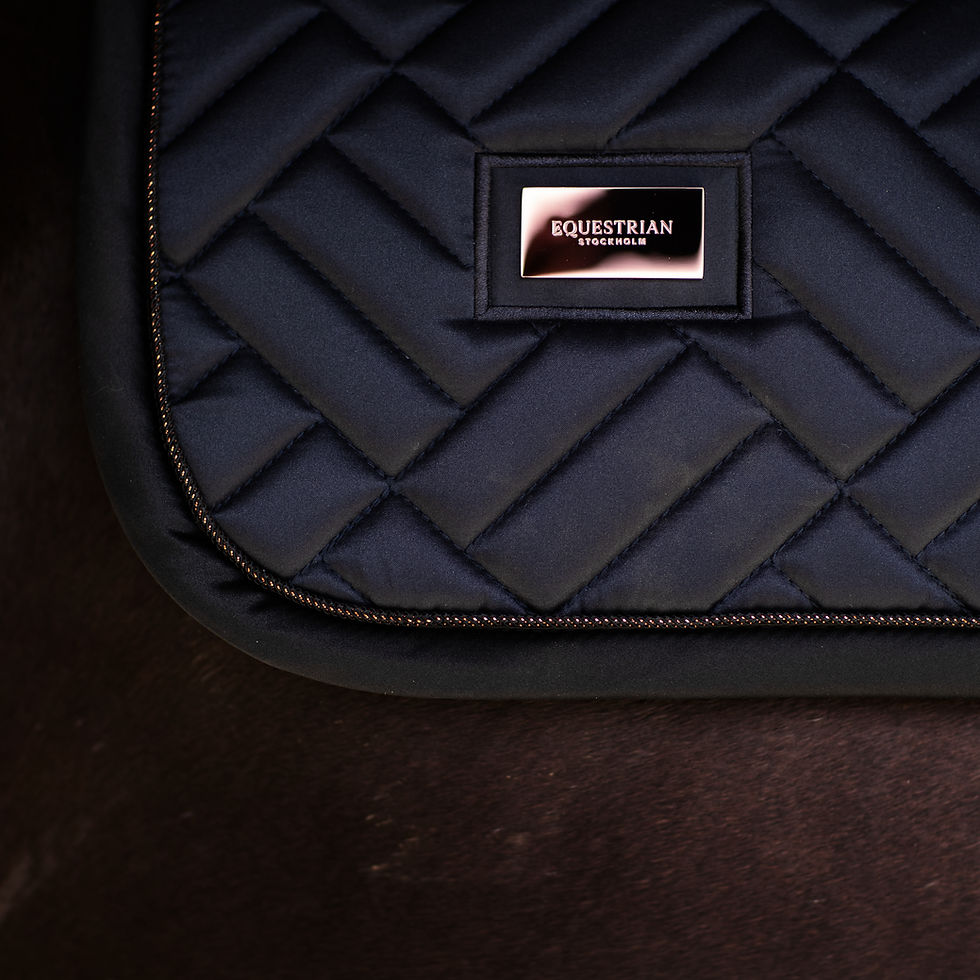 Thumbnail: Tapis de Selle Modern Dark Ocean - Equestrian Stockholm