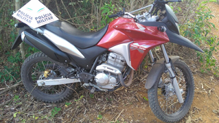 Motocicleta roubada é encontrada abandonada no Olaria