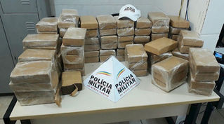 100 kg de maconha são apreendidos em carro onde estava bebê