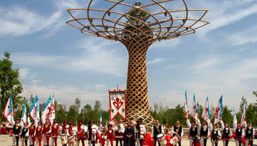 Il gruppo in schieramento sotto l'albero della vita all'EXPO 2015 durante la performance per Coldiretti
