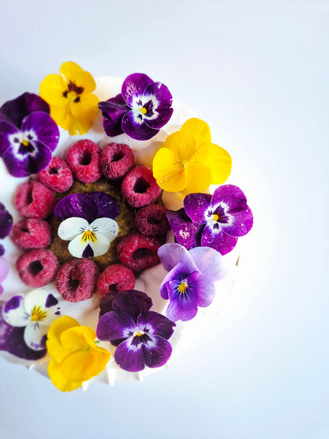 Entremet sur-mesure Pistache Framboise, décor fleuri