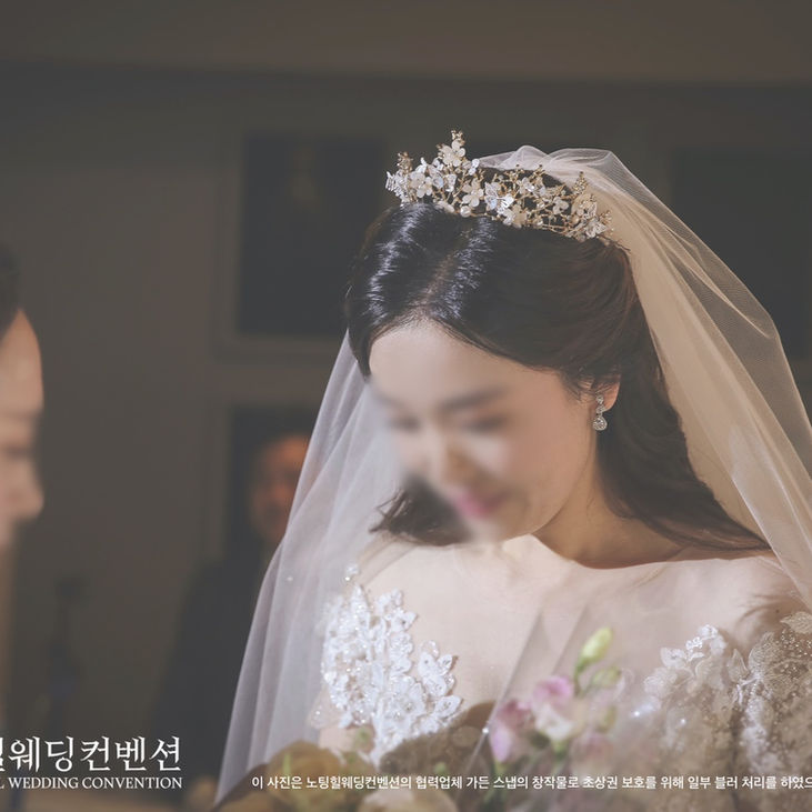 축하받는 신부[노팅힐웨딩컨벤션].jpg
