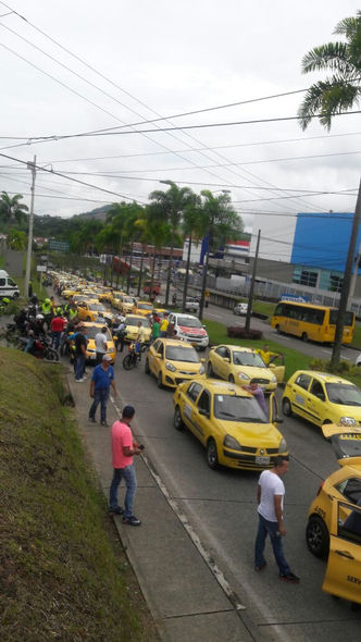Con bloqueos y agresiones a pasajeros en algunas ciudades avanza el paro nacional de taxistas