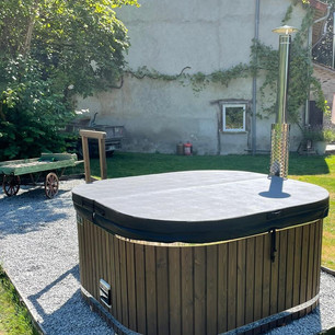 Kingham Hydro 5-seater wood-fired hot tub