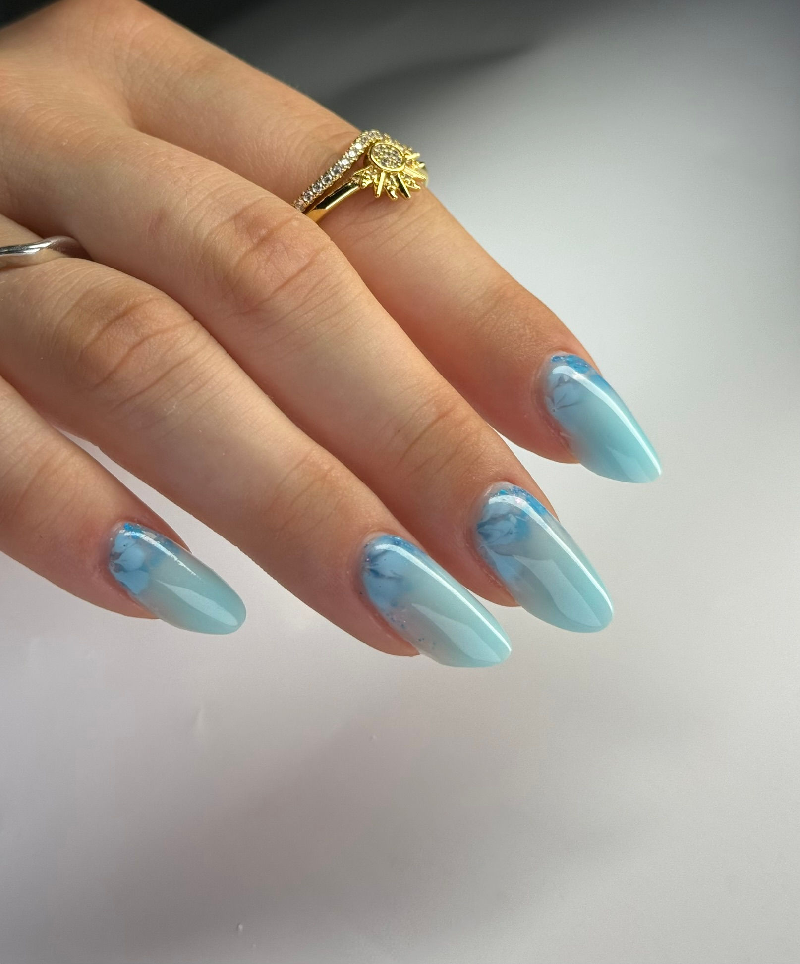 Kreatives Nageldesign mit Ombre, Chrome und floralen Details bei CH Aesthetics Nails in Telfs