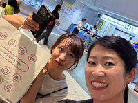 新幹線改札前で友人と写真を撮っている