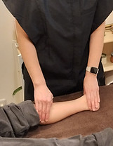 子供の足にていしんをして経絡の流れを整える