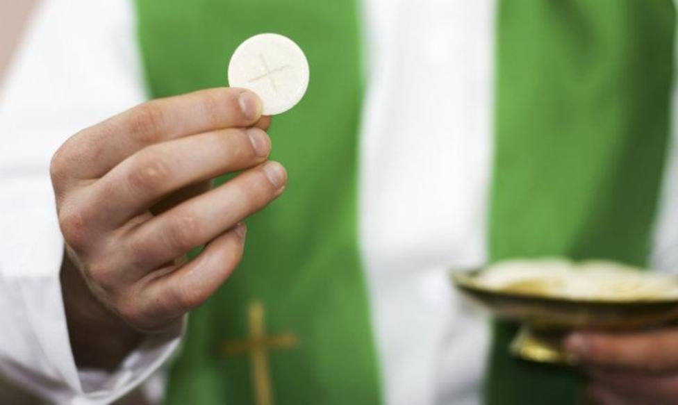 Arquidiocese de Madri retira a recomendação de receber comunhão na mão