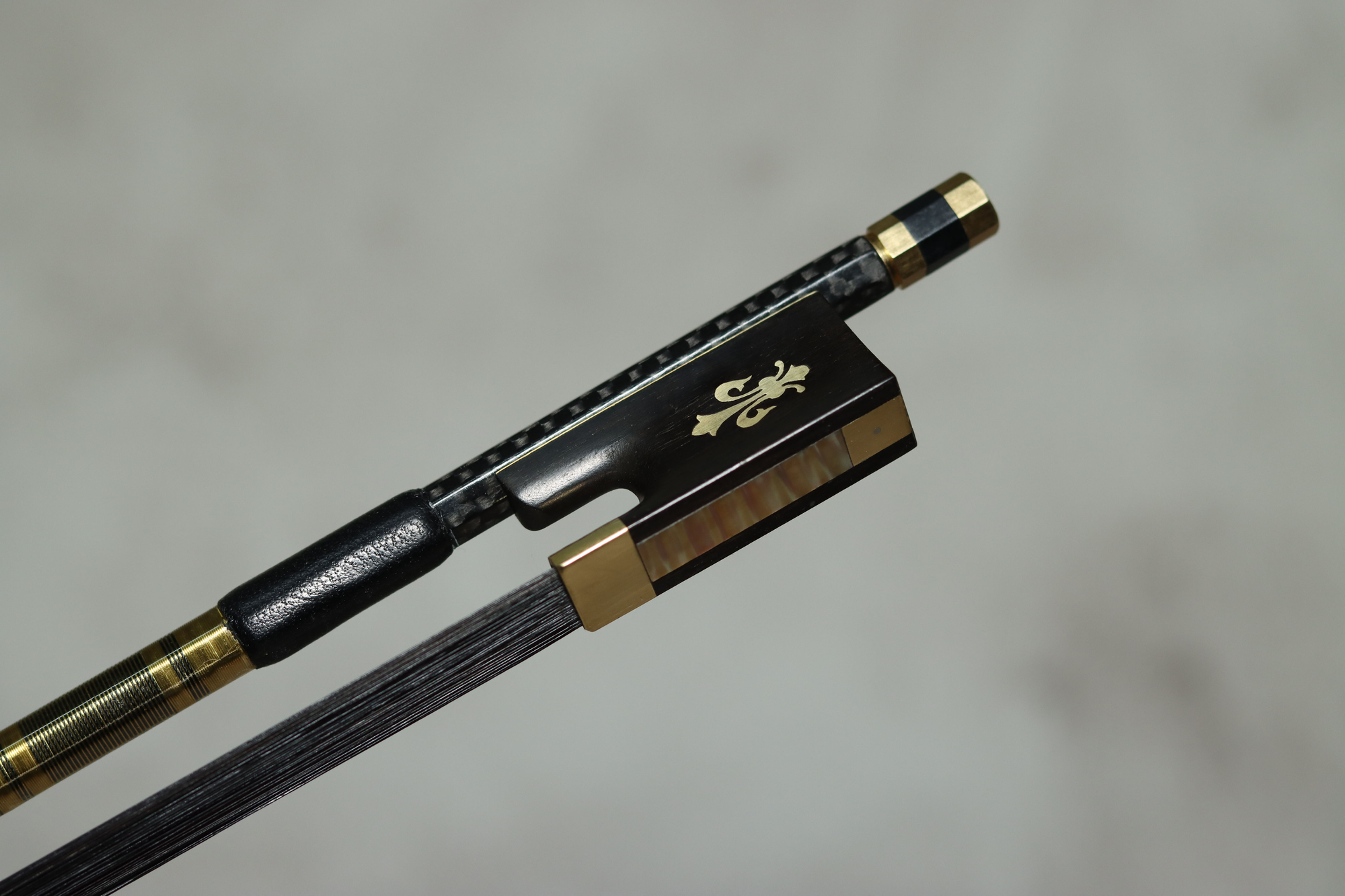 Arco de fibra trenzada, tamaño 4/4, 3 estrellas dorado.