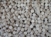 Nagy mennyiségű hengeres fabrikett egymás mellett – természetes, újrahasznosított fa tüzelő Fa-Land Ecser