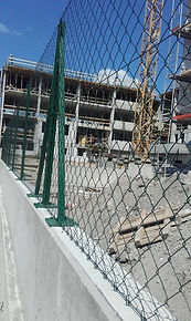 Zöld huzalhálós kerítés építési területen – biztonságos elkerítés Fa-Land Ecser kivitelezésével.