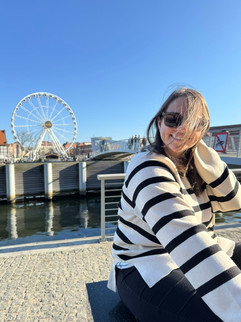 brunnet girl with sun glasses