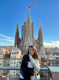 chica en frente de sagrada familia