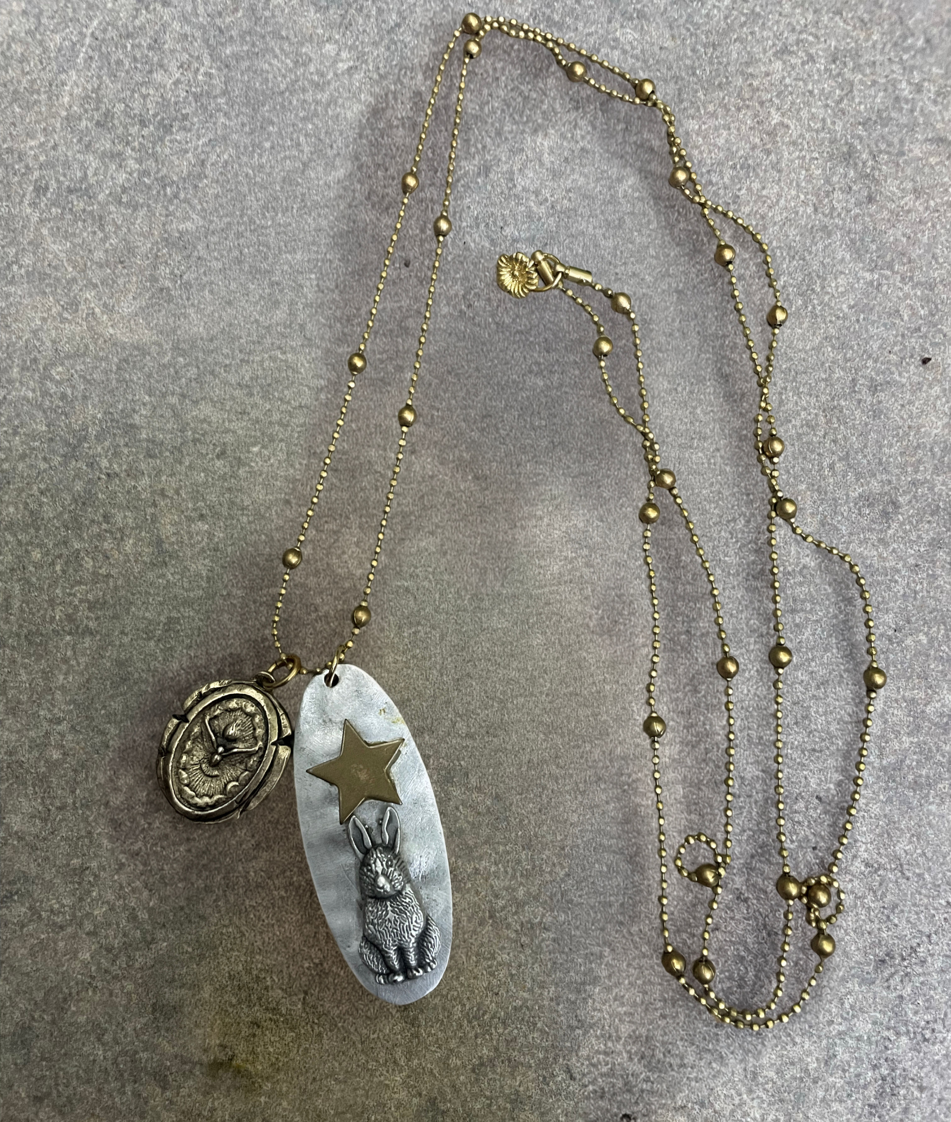 collar rabbit medalla