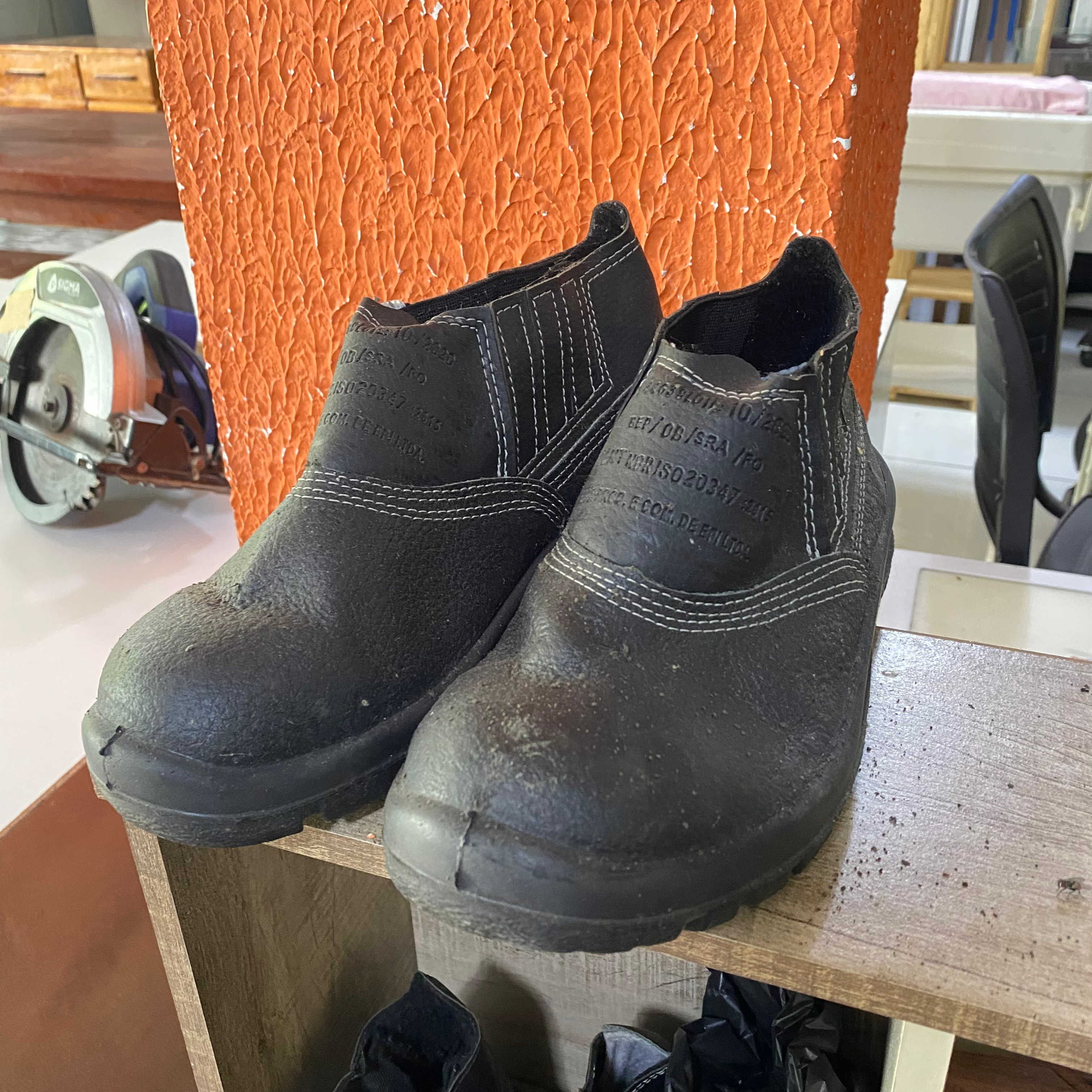 Bota (bico de ferro)