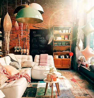 gereinigter Wohnraum mit viel Licht, Lichtstrahlen und Leuchten