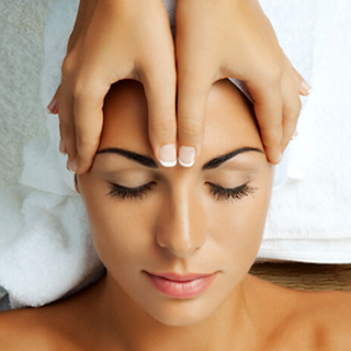 Terapeuta realizando uma massagem relaxante nas costas de um cliente, usando técnicas suaves para aliviar o estresse e promov