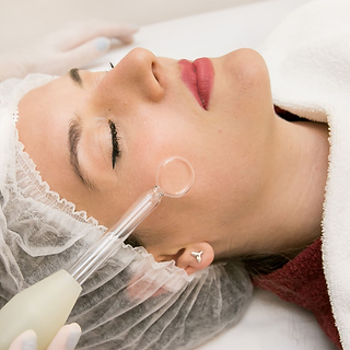 Mulher executando tratamento de limpeza de pele