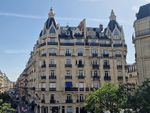 As is the case for most arrondissements, the 17th cannot be understood as a single neighborhood. Rather, it is composed of four distinct quartiers, each with its own history, architecture, atmosphere and property market: Ternes, Plaine-de-Monceaux, Batignolles and Épinettes.