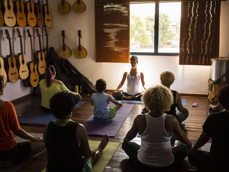 Projeto oferece aulas gratuitas de ioga a 70 alunos na Maré