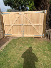 Straight top gates rear