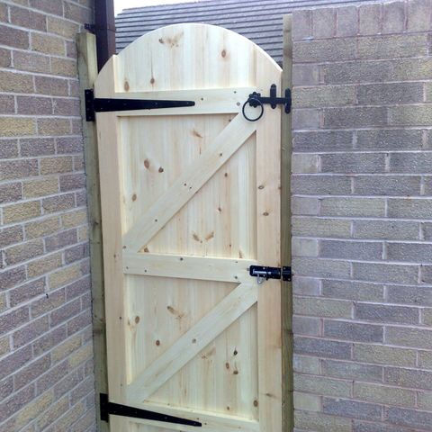Arched top gate rear