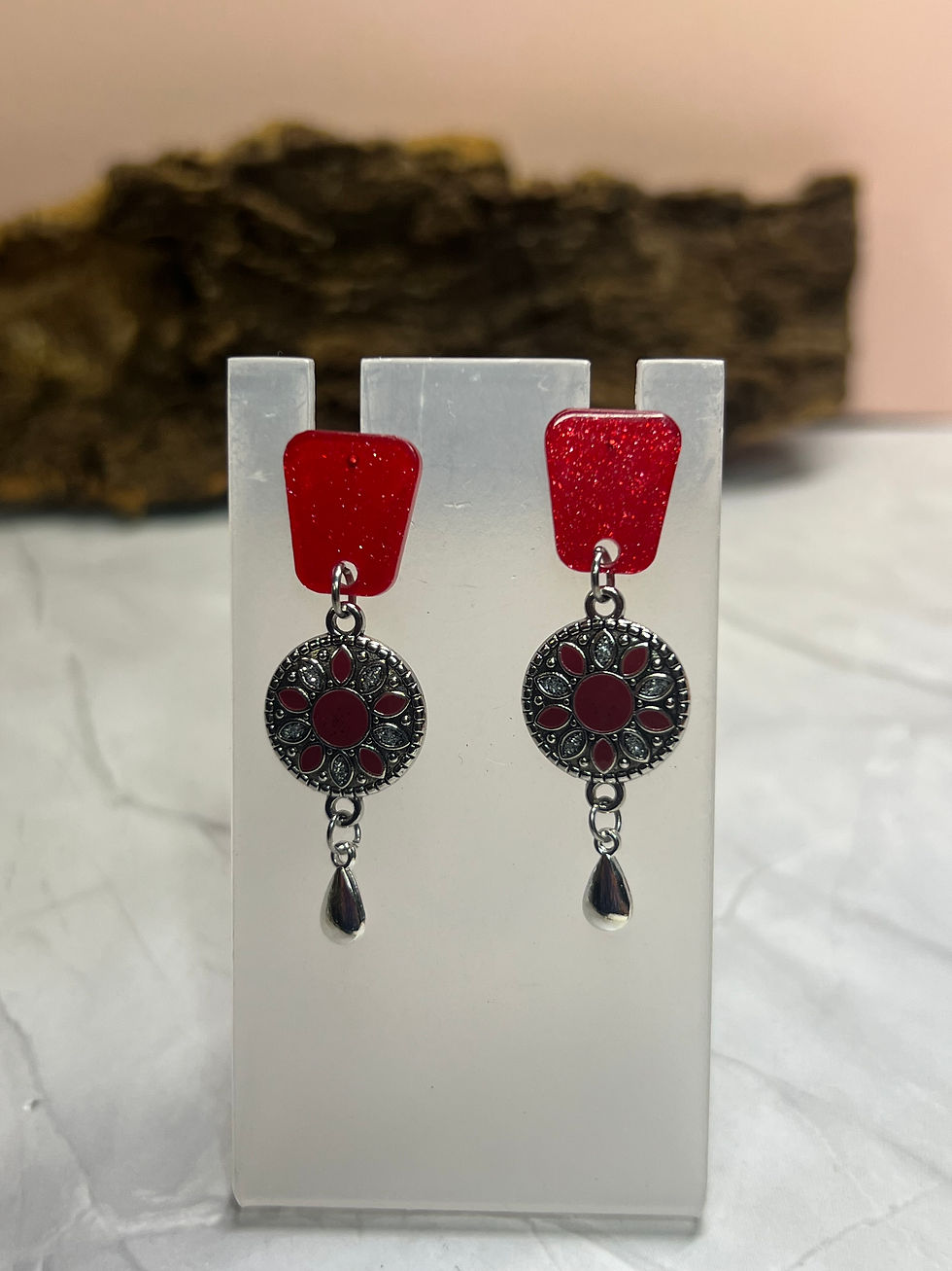 Miniaturbild: Acrylstecker mit Vintage Anhänger in rot