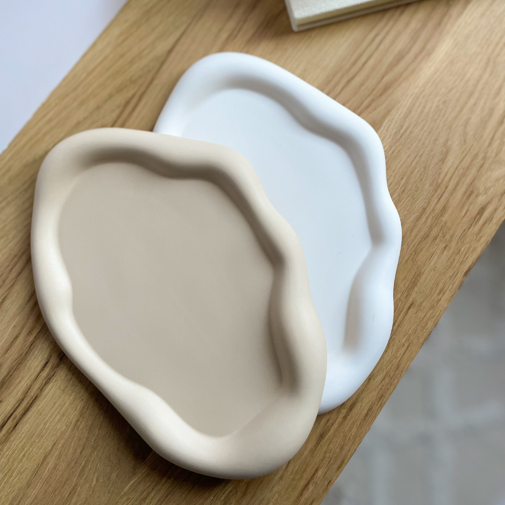 plateaux décoratifs de forme ovale avec un esprit de nuage, de couleur beige et blanc 