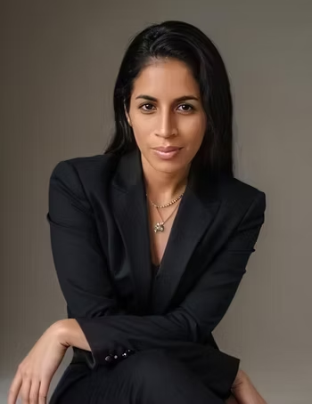 Ailane Brito: Técnica em agroecologia, radialista, pedagoga em formação pela UFOPA. Atua na área de sustentabilidade e educação, conciliando conhecimento técnico com música e poesia.
