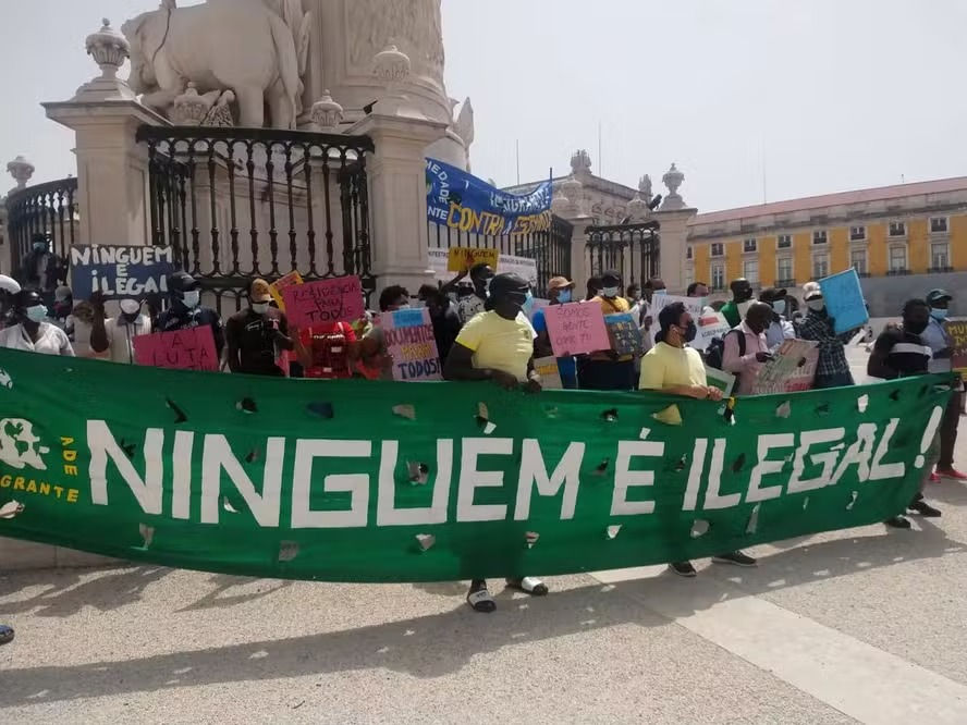 'Ninguém é ilegal' ressoa nas ruas de Lisboa durante ato em defesa dos direitos dos imigrantes | Imagem: Divulgação/CIP