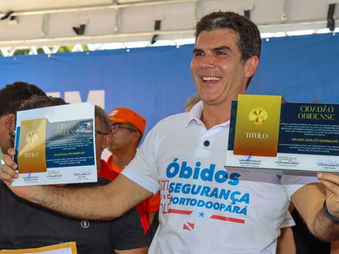 Palanque, pose e performance: como a visita do governador a Óbidos expôs a educação como vitrine e a política como encenação