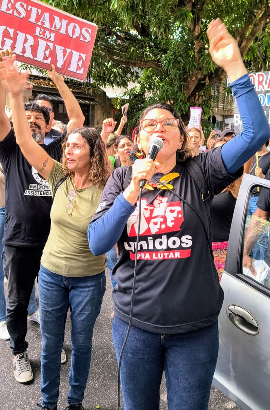 Professora Silvia Leticia - Imagem: Info.Revolução.com