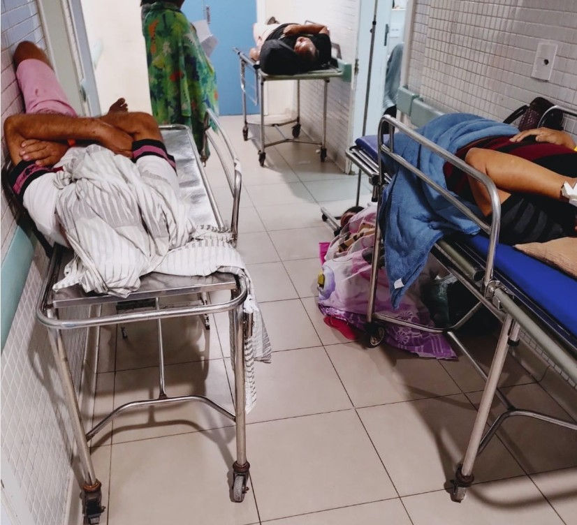 Pacientes estão em macas no corredor do Pronto Socorre da 14 - Imagem: Reprodução