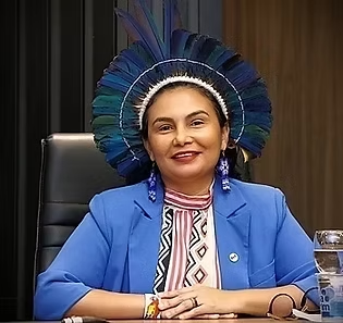Inory Kanamari é a primeira advogada indígena do povo Kanamari, uma voz firme e sensível na defesa dos direitos originários. Com uma trajetória marcada por representatividade e compromisso ético, integra como Membro Consultora a Comissão de Direito à Cidadania da OAB Nacional (2025-2027). Foi presidente da Comissão de Amparo e Defesa dos Direitos dos Povos Indígenas da OAB/AM (2022-2024) e vice-presidente da Comissão Especial de Amparo e Defesa dos Povos Indígenas no Conselho Federal da OAB (2023-2024). Também atuou como consultora no histórico projeto de tradução da Constituição Federal para a língua indígena Nheengatu, promovido pelo Conselho Nacional de Justiça. Inory é articulista da Revista Cenarium, colaboradora fixa do Portal Info.Revolução às terças-feiras e escreve para a Revista Lüvo quando convidada. Além de advogada, é ativista, poetisa e membra da Academia de Letras, Ciências e Cultura da Amazônia (ALCAMA), onde expressa, com sensibilidade e força política, a cosmovisão de seu povo e a urgência da justiça climática e social.