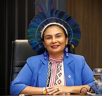 *Inory Kanamari - Primeira advogada indígena do povo kanamari. Atuou como presidente da Comissão de Amparo e Defesa dos Direitos dos Povos Indígenas da OAB/AM de 2022 a 2024, Vice-presidente da Comissão Especial de Amparo e Defesa dos Povos Indígenas no Conselho Federal da OAB de 2023 a 2024, atuou como Consultora no projeto de tradução da Constituição Federal para a língua indígena nheengatu no Conselho Nacional de Justiça. Articulista da Revista Cenarium, ativista, poetisa, membra na ALCAMA (Academia de Letras, Ciência e Cultura da Amazônia). Escreve como colaboradora toda terça-feira e aos sábados para o Portal Info.Revolução.