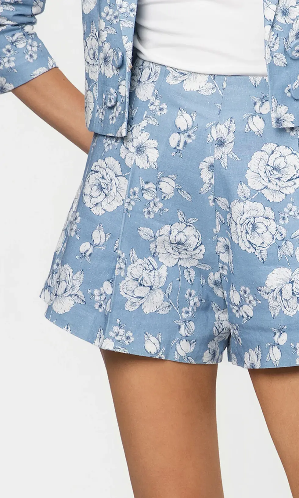 תמונה ממוזערת: GENERATION LOVE - Carmine Floral Linen Shorts in Heritage Toile Bl/Wh