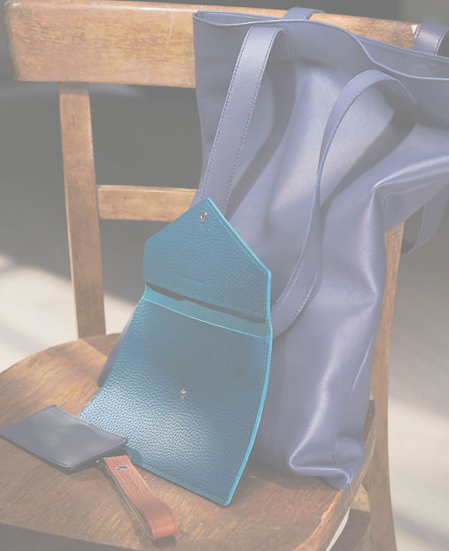 Photo de nos produits groupés et posés sur une chaise en bois