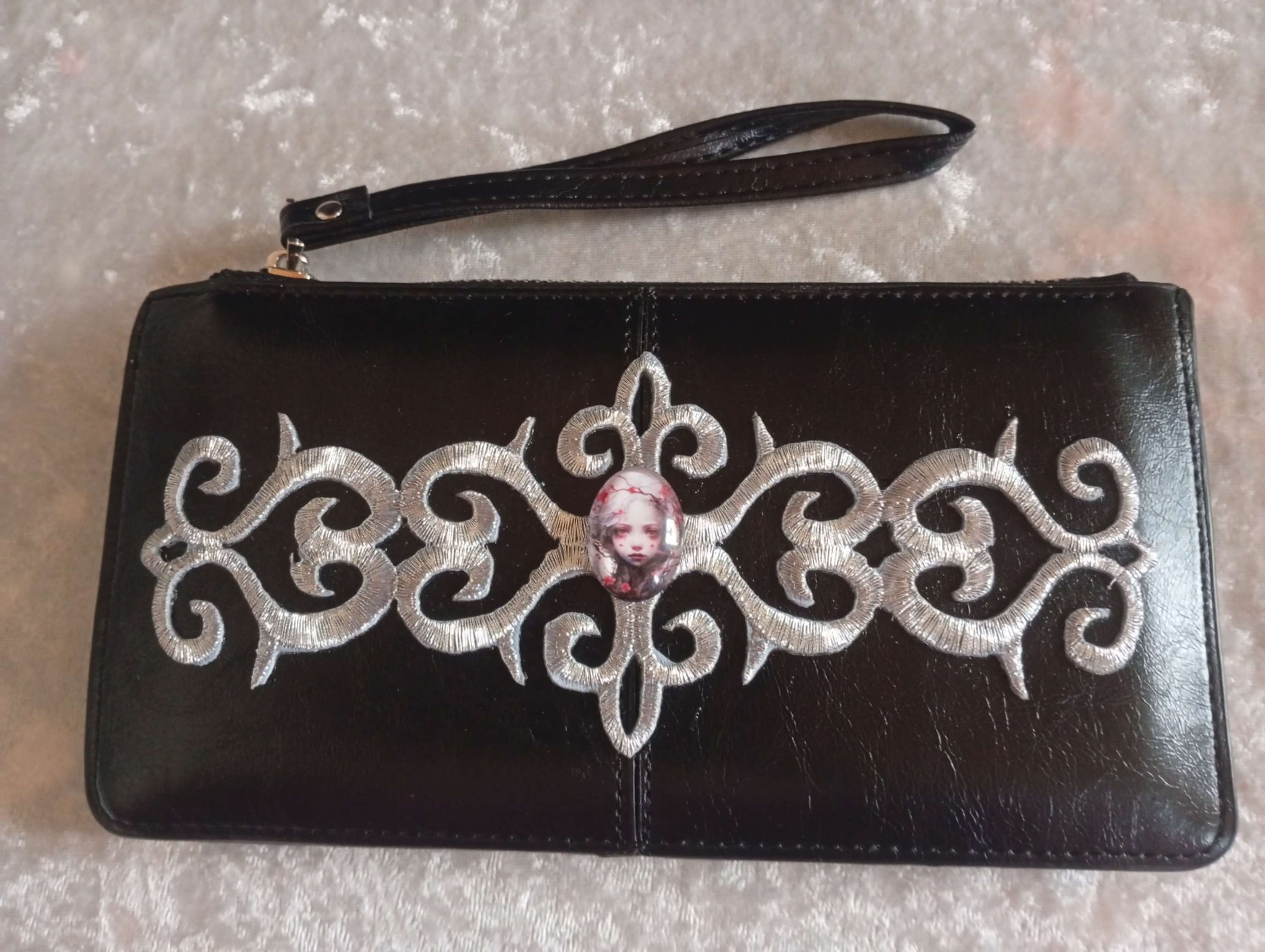 Pochette cuir synthétique petite vampire.
