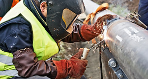 Hombre de fijación de conductos