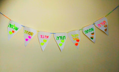 סדנת גרפיטי- יצירת שרשרת דגלים.jpeg