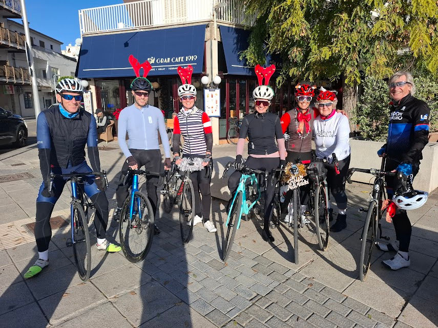 xmas cyclists at 1919.jpg