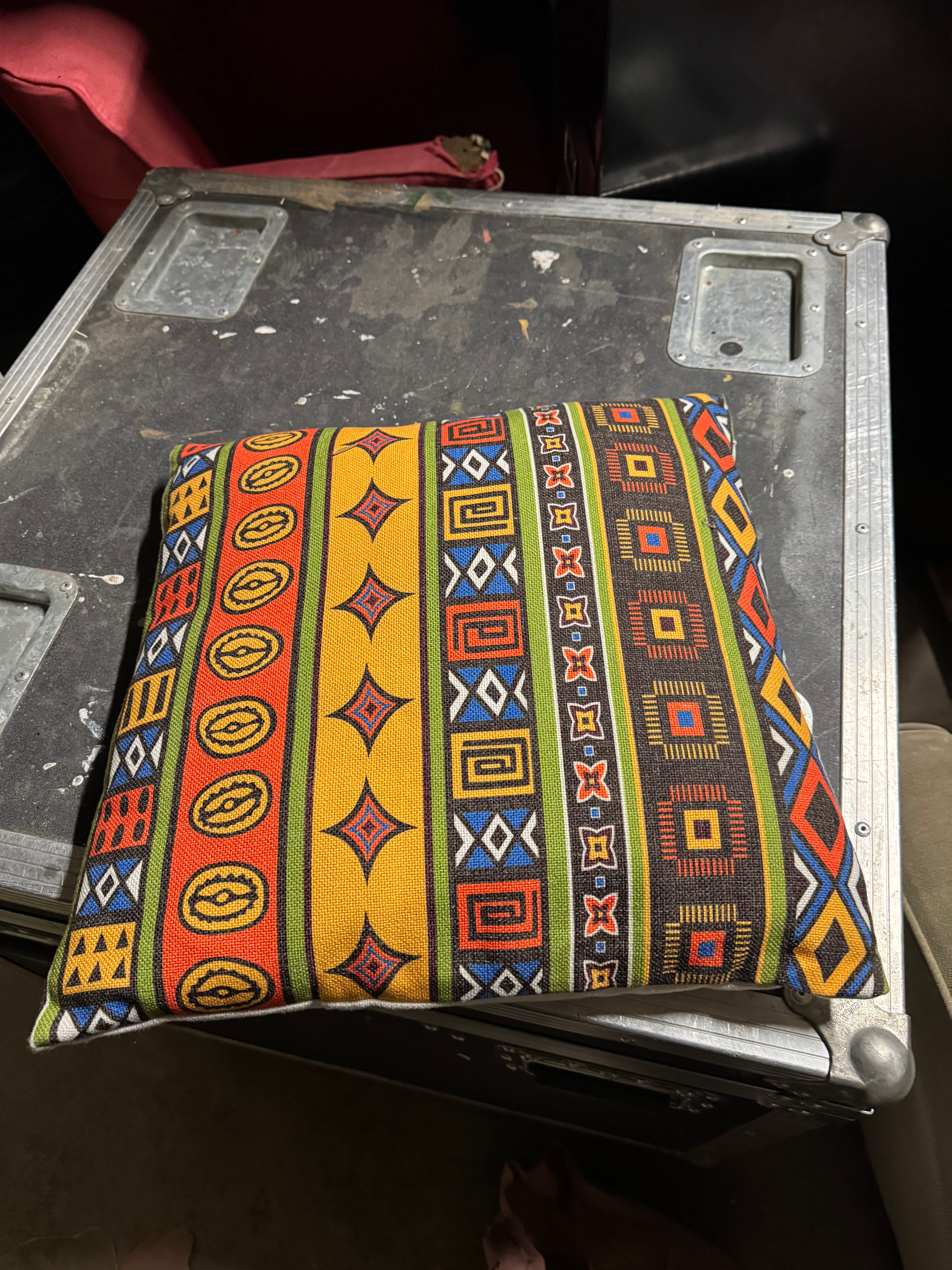 [DP0028] Modern throw pillow with modern design