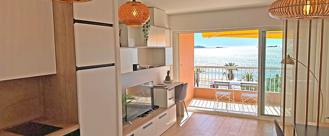 Wohnzimmer mit Küche in der moderne Ferienwohnung mit TV und Wifi und direkten Blick auf das Meer in Fréjus, Côte d'Azur, Provence - Villard Riviera