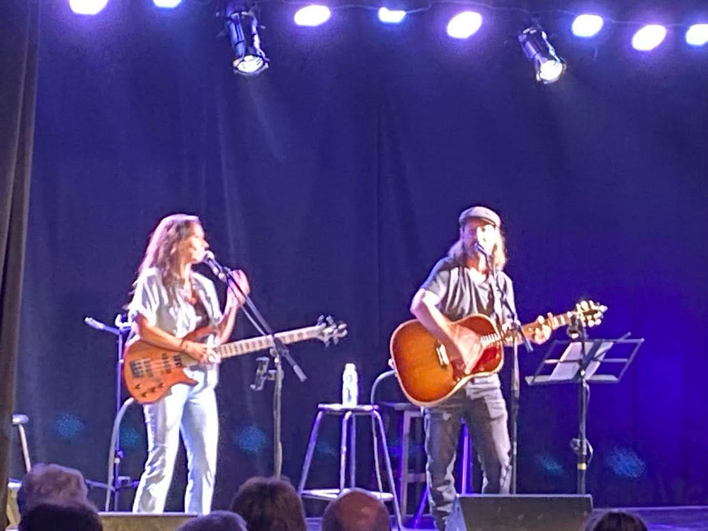 Duo de musiciens jouant de la guitare sur scène.