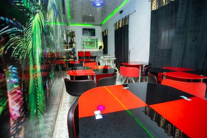 Hôtels de luxe à vendre route yaou Bonoua Superficie : 1200m2 Documents :titre foncier le propriétaire s'occupera de l obtention de l'ACD rapidement. Prix : 790 millions de Fcfa. Référence : fo-ci-NA-2405231639