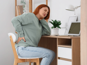 Mujer sufriendo molestias inflamatorias en su cadera