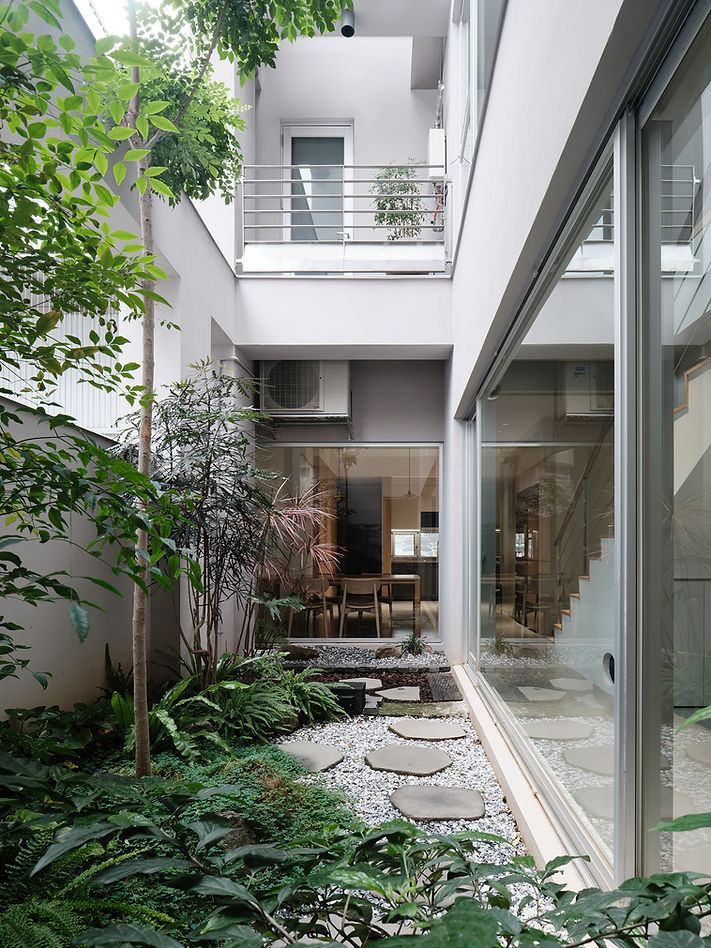 台北自地自建住宅設計,中庭日式花園結合碎石與植栽空間