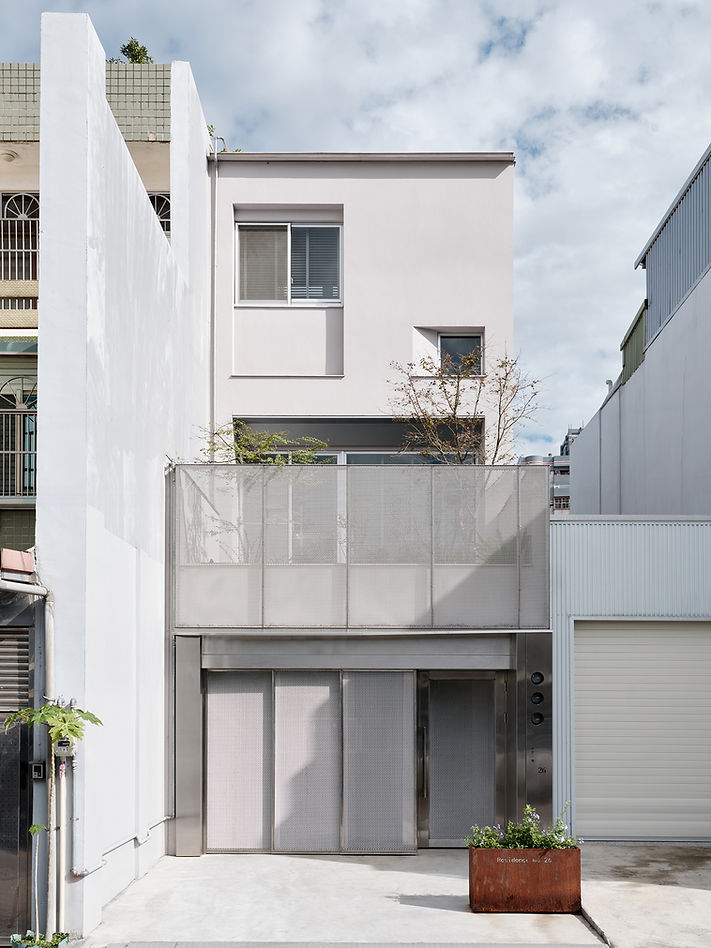 台北自地自建住宅設計,外牆塗料凡典與擴張網結合的立面設計