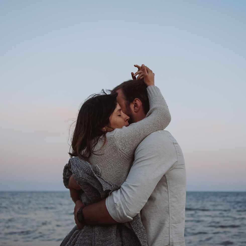 Couple main dans la main en confiance