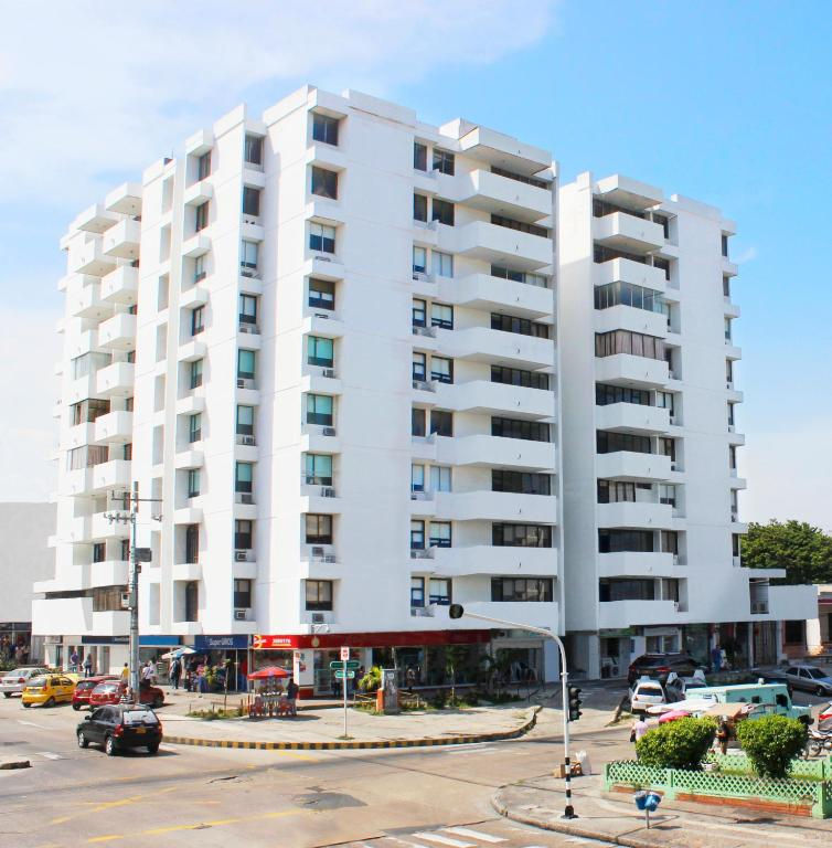 Vista a nivel de calle del edificio del aparta hotel Eslait en Barranquilla